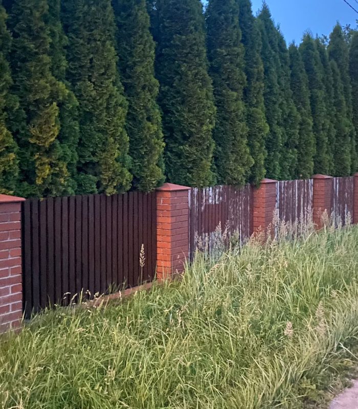 Ogrodzenie w trakcie renowacji