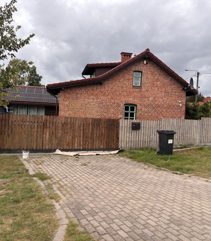 Płot w trakcie